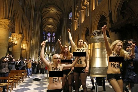 FEMEN profanant Notre Dame de Paris