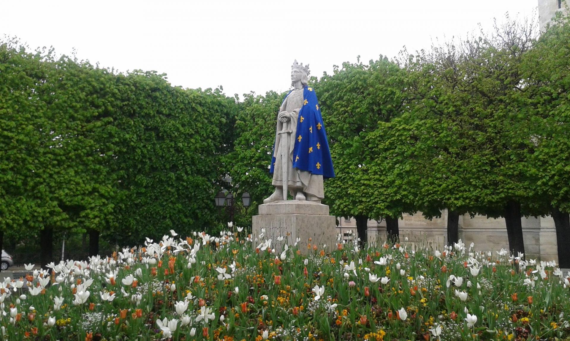 Poissy la statue de Saint-Louis renverse à la collegiale