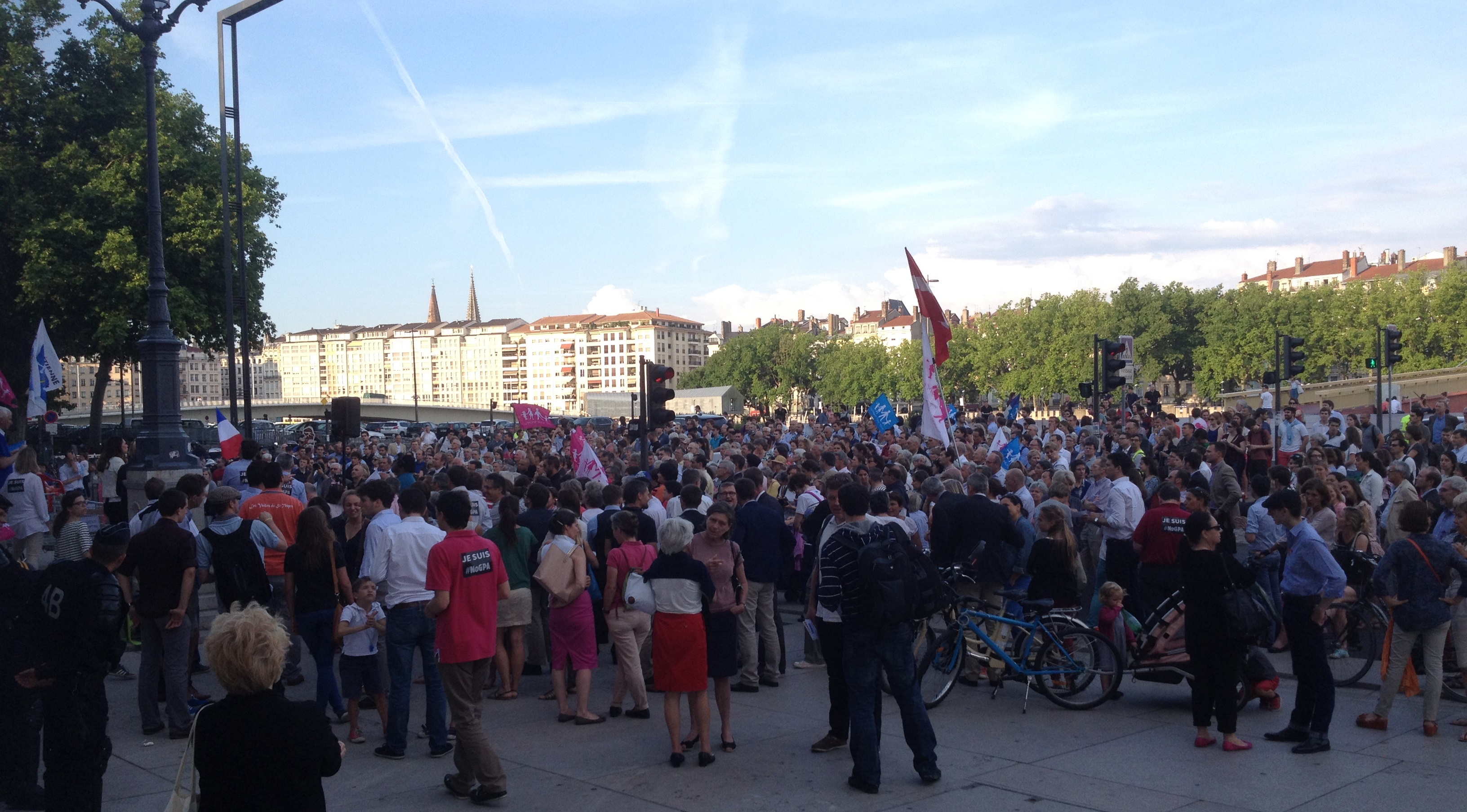 08 juin 2015  manifestation contre la GPA devant le palais de justice de Lyon